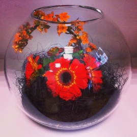 Composition florale d'automne en vase boule
