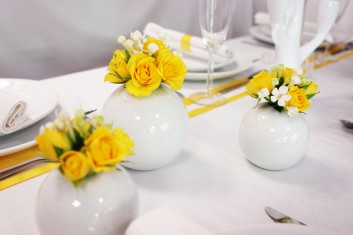 Décoration de table jaune et blanc