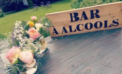 Compositions florales et panneau "bar à alcools"