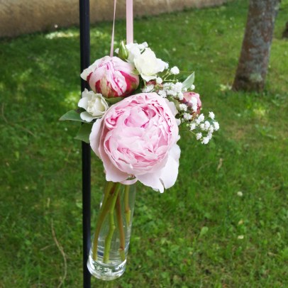 Bouquet de pivoines et de roses, suspendu sur piquet