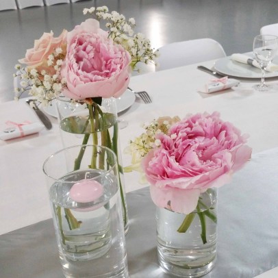 Centre de table sur une base de pivoines et de roses