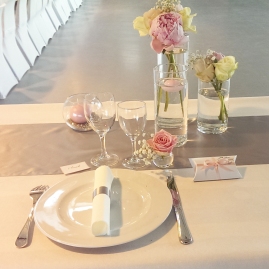 Centre de table sur une base de pivoines et de roses, marque-place, boîte à dragées et rond de serviette
