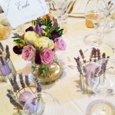 Centre de table avec bougies décorées de brins de lavande et création du nom de table
