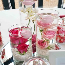 Centre de table avec fleurs plongées et bougies flottantes