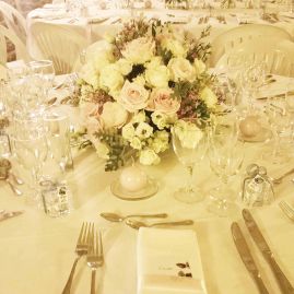 Composition florale de la table des mariés, ronds de serviette.