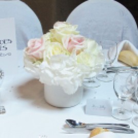 Décoration de la table d'honneur avec bouquet d'hortensia et de roses