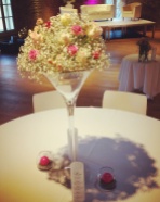 Composition florale de roses et gypsophile sur vase martini (une table sur deux)
