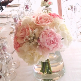 Bouquet centre de table : pivoine, hortenisa, rose, oeillet et gypsophile