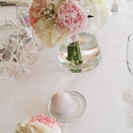 Bouquet centre de table : pivoine, hortenisa, rose, oeillet et gypsophile