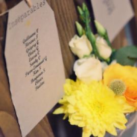 Plan de table sur palette vintage décorée de fleurs