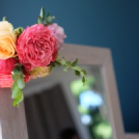 Fleurs colorées pour décoration du miroir de la mariée