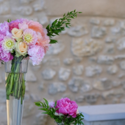 Bouquets colorés de pivoines, roses et dahlia