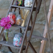 Candy bar sur escabeau vintage et décoration florale colorée