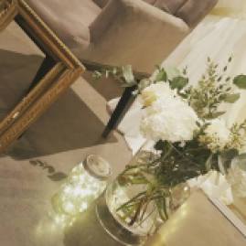 Décoration du photobooth avec guirlande guinguette et bouquets de fleurs