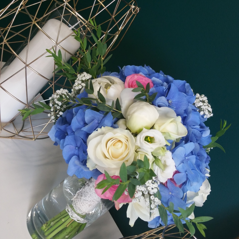 Bouquet de la mariée en bleu et blanc