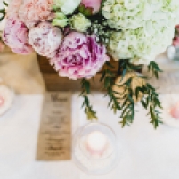 Centre de table champêtre avec fleurs en cagette