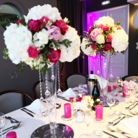 Centre de table de table d'honneur avec compositions florales hautes