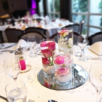 Centre de table invités avec fleurs plongées