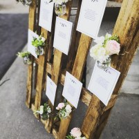 Plan de table sur palette avec petits bouquets