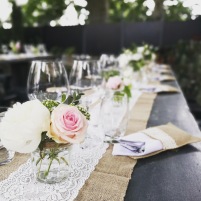 Décoration de table avec dentelle, jute et fleurs pastel