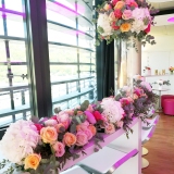 Décoration du buffet intérieur avec grosses compositions florales