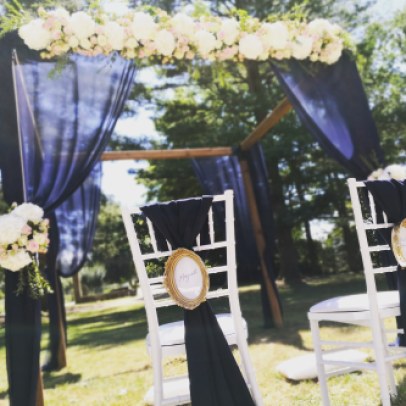 Chaises des mariés pour cérémonie religieuse en extérieur