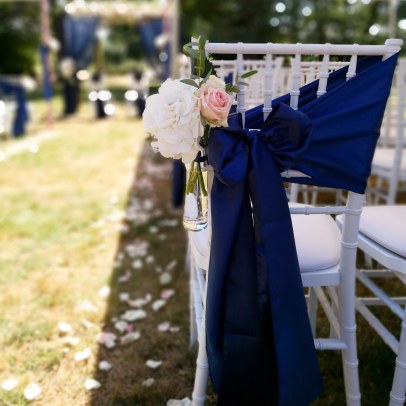 Décoration de bout de banc avec ruban satin bleu marine et bouquet