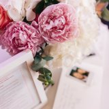 Bouquet sur table du livre d'or