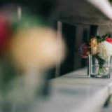 Dahlia, pivoine, rose, succulentes en vase