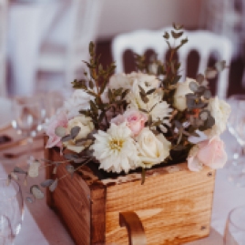 Centre de table en cagette en bois fleuri avec dahlia, roses et eucalyptus