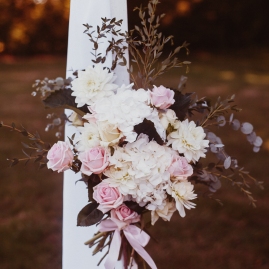 Bouquet sur arche de cérémonie laïque