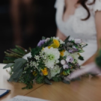 Bouquet de mariée champêtre en jaune et violet