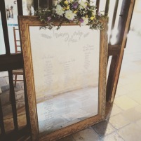 Plan de table sur miroir doré avec composition florale