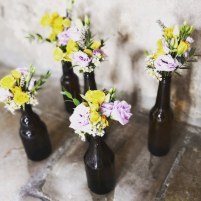 Petits bouquets de fleurs en bouteilles de bières