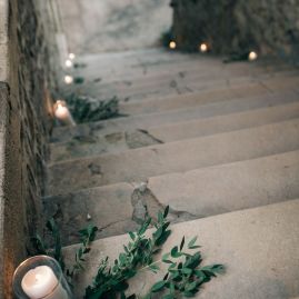 illumination des marches avec bougies et eucalyptus