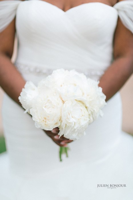 Bouquet de mariée de pivoines blanches